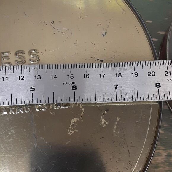 3 pc set of vintage round tins featuring elaborate ladies from the past. - Picture 4 of 12